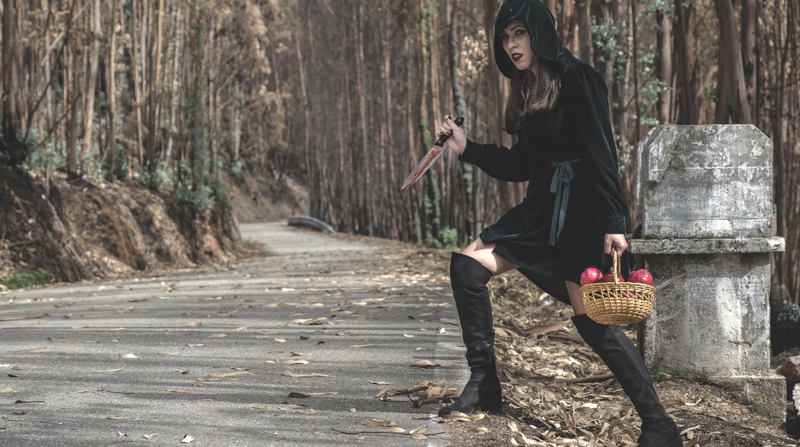 Le Fashionaire What to wear in Halloween: 2 scary outfits dark green velvet zara dress fake blood knife pomegranate red basket black spiders over knee stradivarius black boots 6590F EN