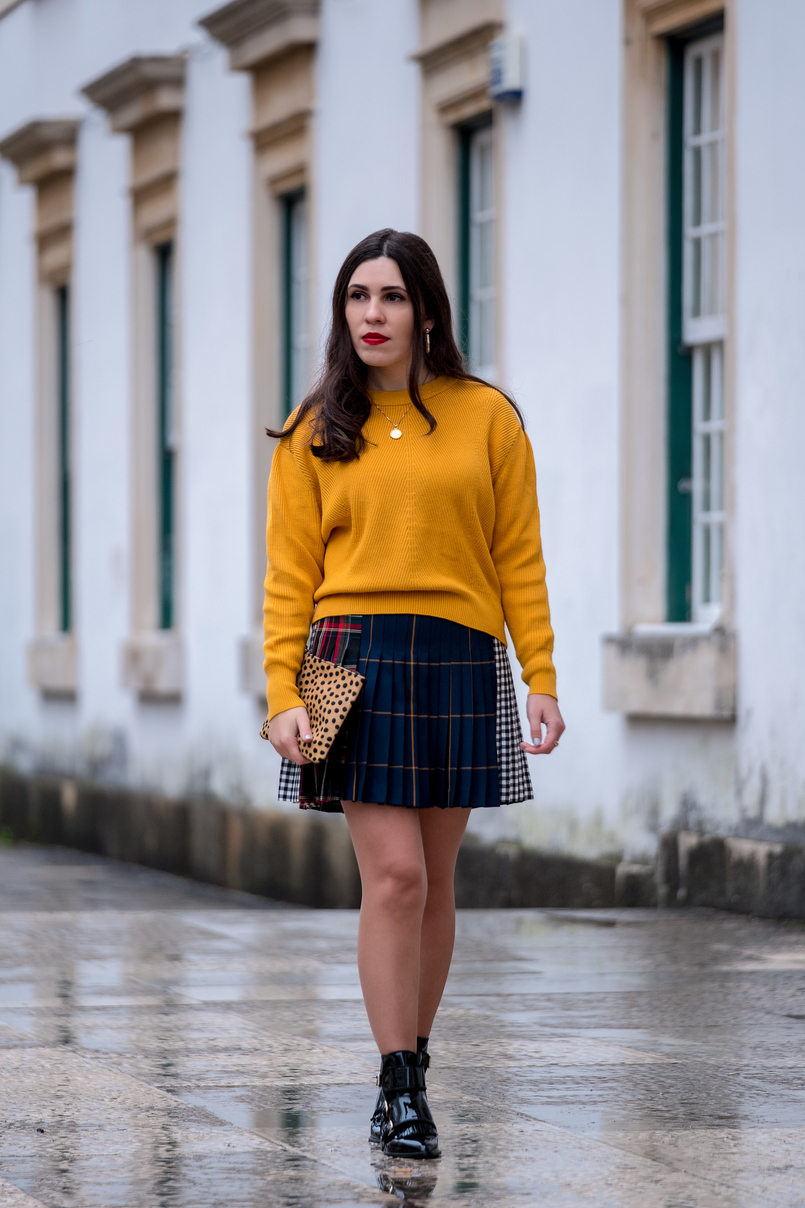 Le Fashionaire Trend alert: mustard is the new black yellow mustard zara jumper knit pleated mini skirt tartan black dark blue red gold coin necklace world map silver cinco 9912 EN 805x1208