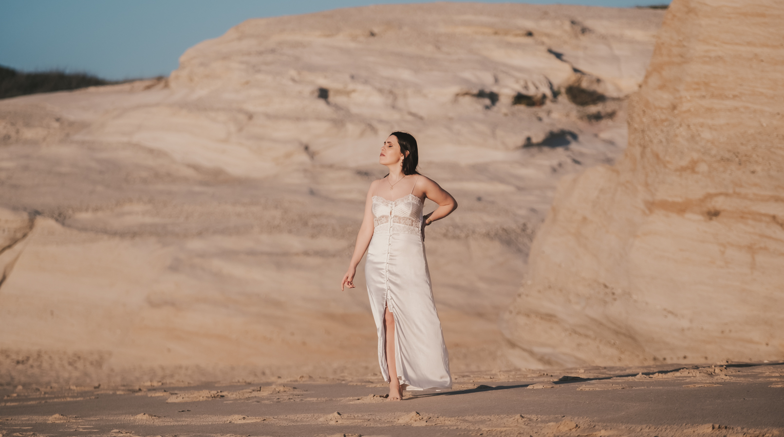 Le Fashionaire Personal: I find peace on solitude satin white lace detail lingerie zara gold crystal earrings swarovski beach 8408F EN